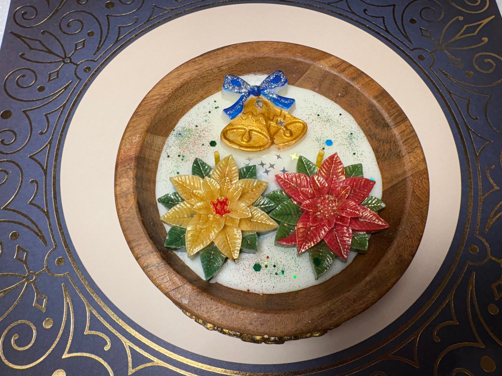 Golden bells & poinsettias in wooden bowl - Image 2