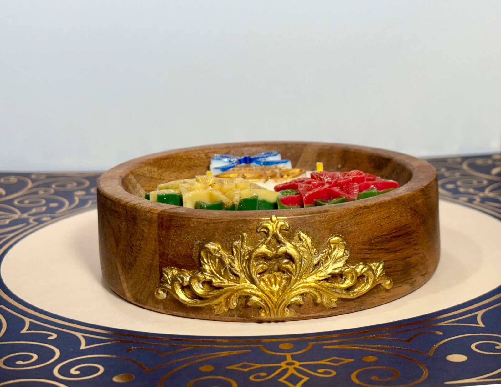 Golden bells & poinsettias in wooden bowl - Image 4